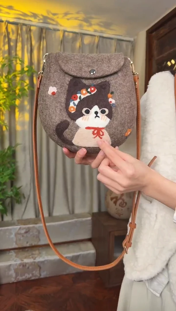羊毛非遗羊毛毡包 蛋蛋包花环猫咪