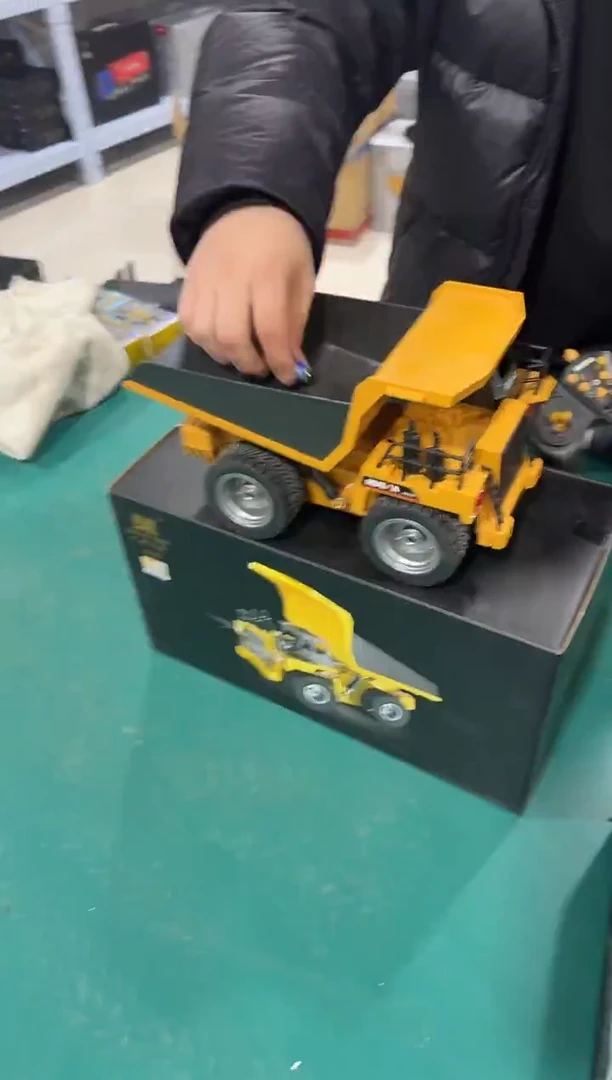 全新未拆封533D自卸车