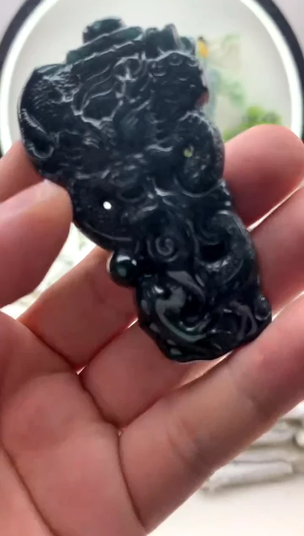 翡翠未镶嵌颈饰龙牌