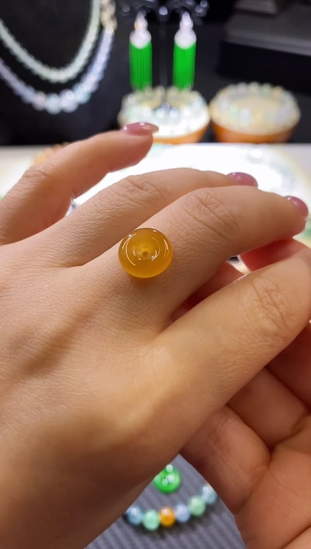 翡翠挂件未镶嵌风****?平安扣买断