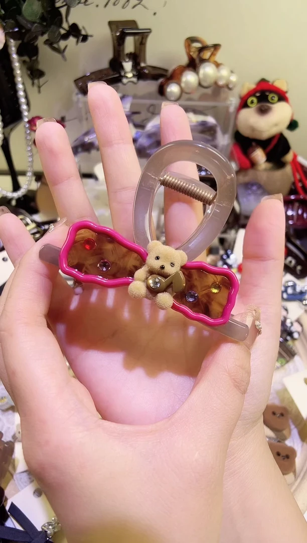 合金树脂S****e粉边小熊灰透色半抓1个 约8cm