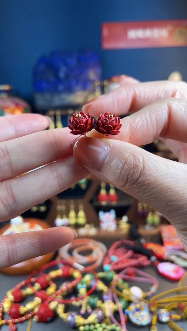 【闪购商品】红红莲花珐琅耳钉