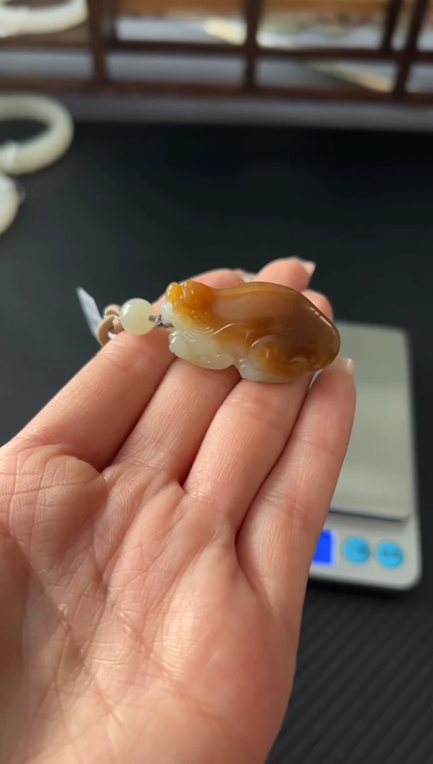 吊坠(赠链)未镶嵌和田玉若羌微色差吊坠