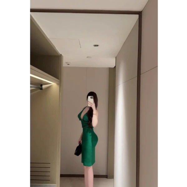 夏季新款法式复古高级感轻奢质感绿色吊带连衣裙性感女人味长裙潮
