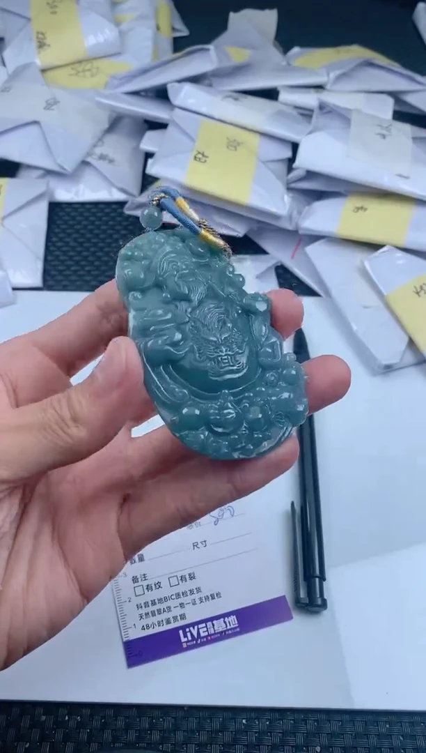 翡翠未镶嵌颈饰