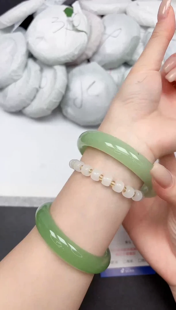 未镶嵌手镯石英质玉216/62.4