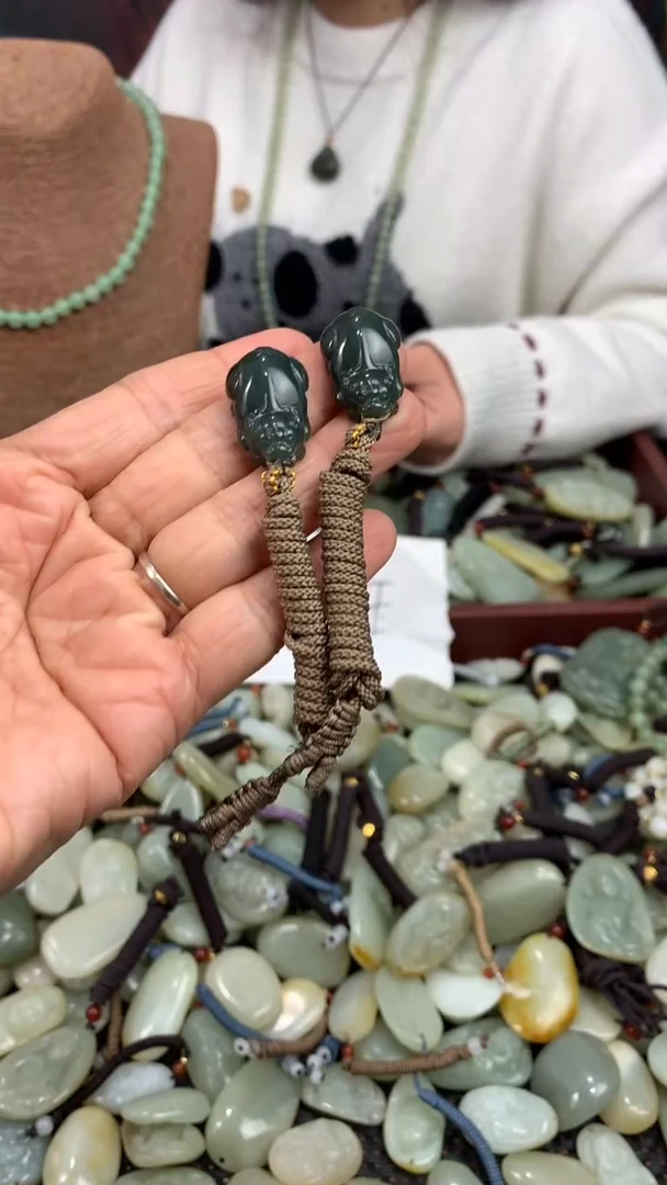 颈饰未镶嵌和田玉（多样性发一件）没有证书有瑕