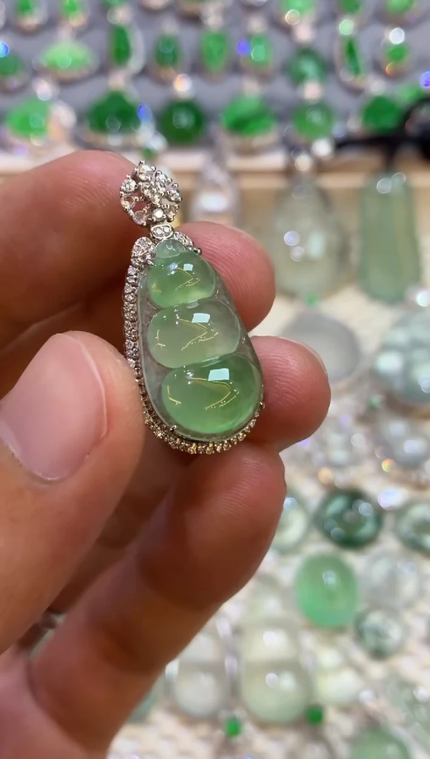 吊坠(不含链)18K金镶嵌翡翠豆子