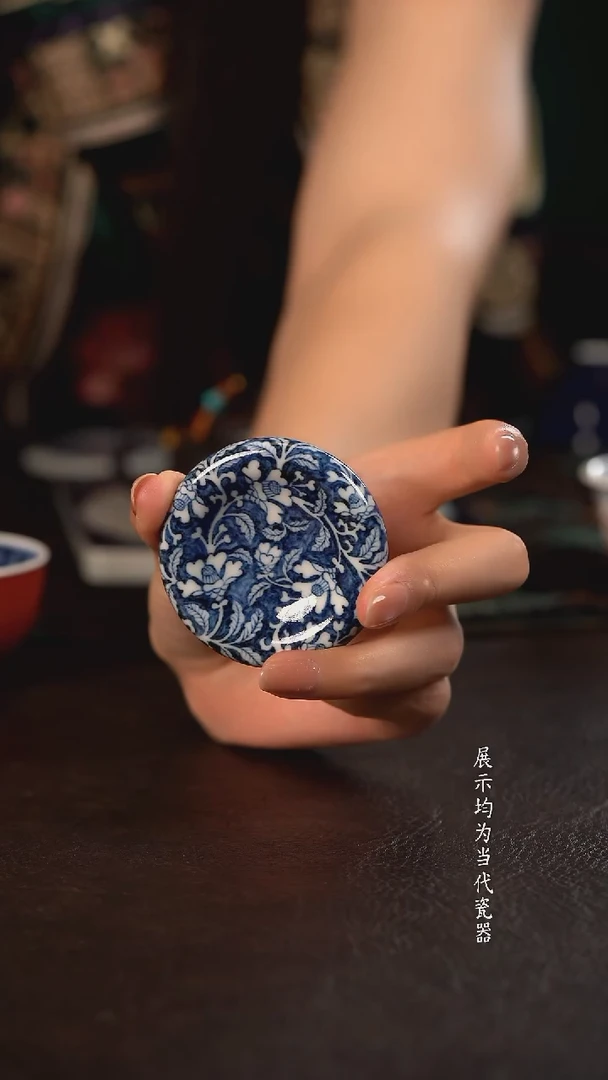 子润窑蓝地茶花曲奇盖置