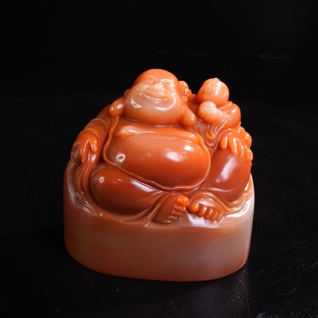 23寿山石芙蓉童子戏弥勒印章431.5克7.6x5.2x7cm，11V