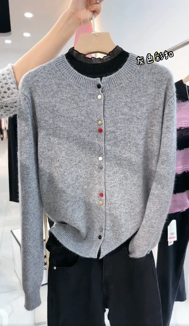 新款宽松温柔风文艺复古彩扣设计长袖针织开衫女冬季百搭保暖毛衣