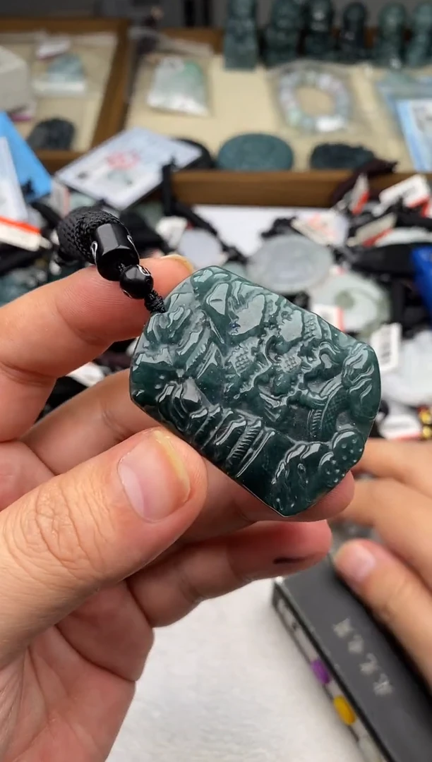 翡翠未镶嵌颈饰多样性发其一