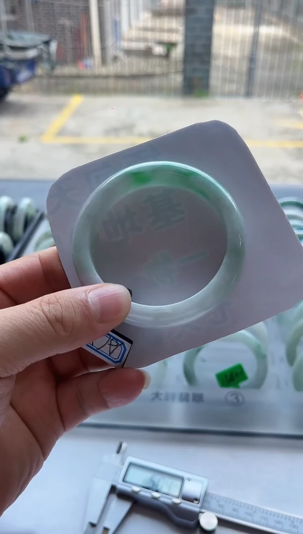 翡翠手镯未镶嵌翡翠1