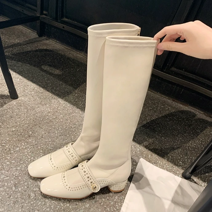 气质方头铆钉高跟弹力瘦瘦长靴女秋冬新款粗跟长筒白色骑士靴高跟