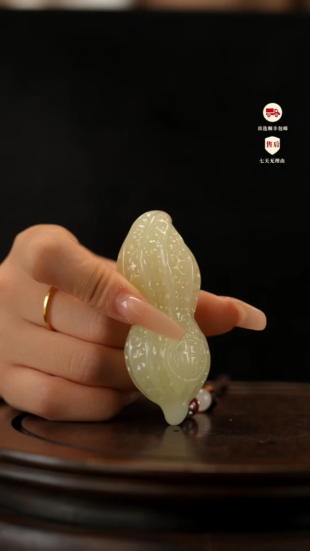 云南石竹叶青雕刻：握福花生手把件