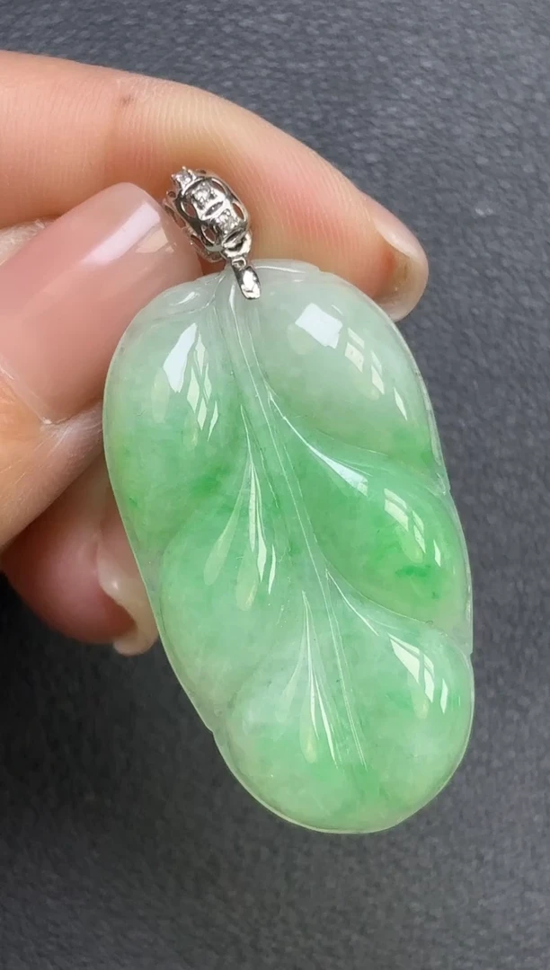 颈饰18K金镶嵌翡翠叶子