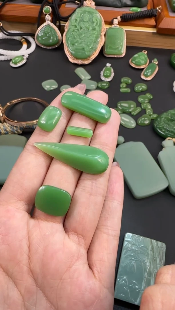 颈饰未镶嵌和田玉吊坠