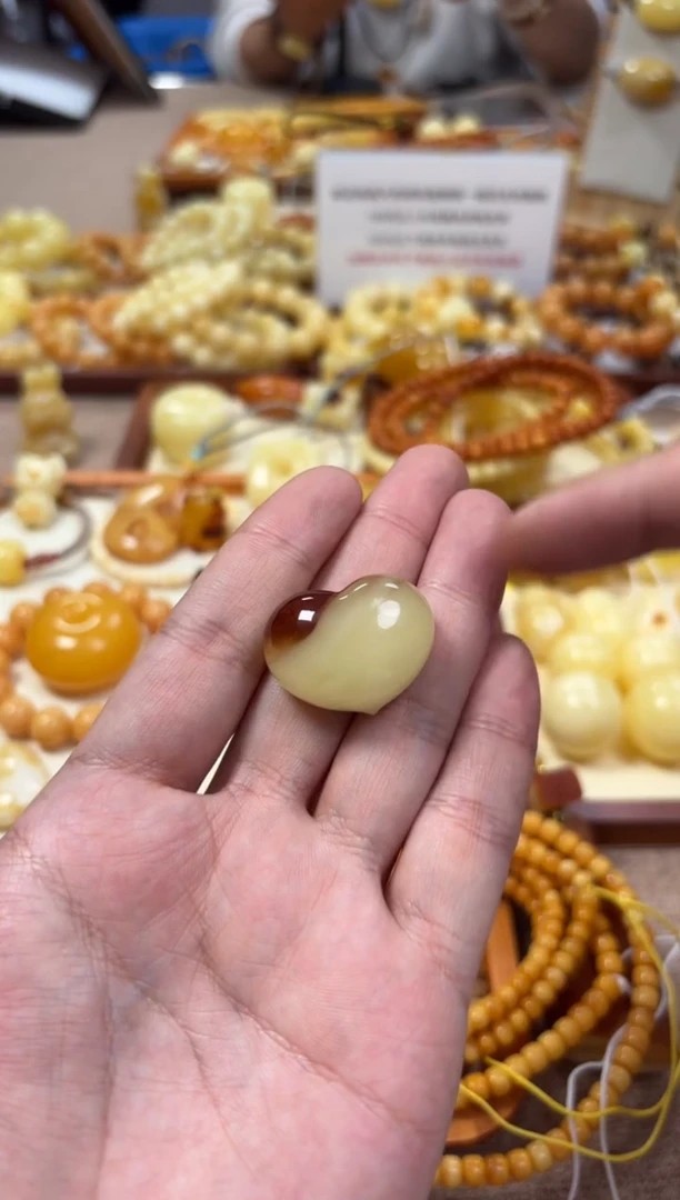 【闪购商品】蜜蜡裸石未镶嵌爱心