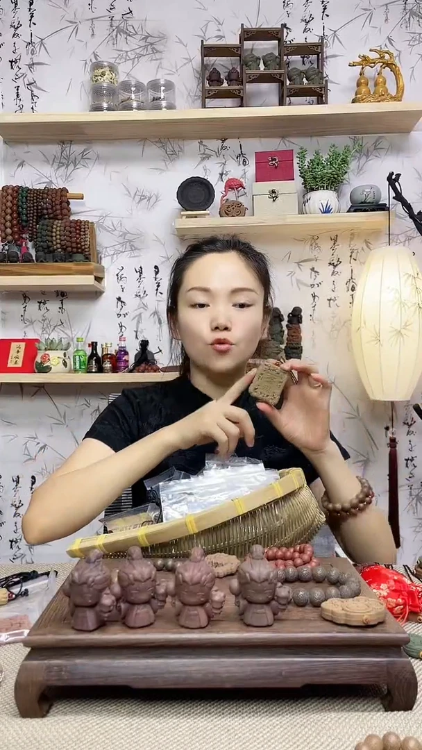 泥塑碧 云 散 斋 戒 微 瑕
