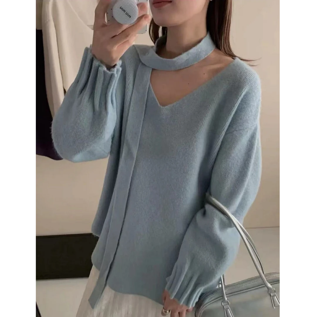 ”慵懒氛围感“设计感V领别致袖口针织毛衣配同色纽扣飘带