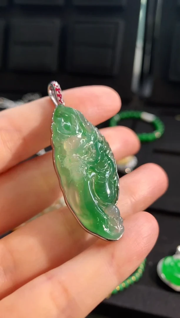 【闪购商品】翡翠颈饰18K金镶嵌吊坠