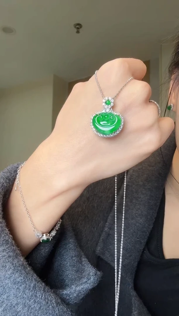 【闪购商品】翡翠吊坠(不含链)银S925镶嵌天然翡翠吊坠