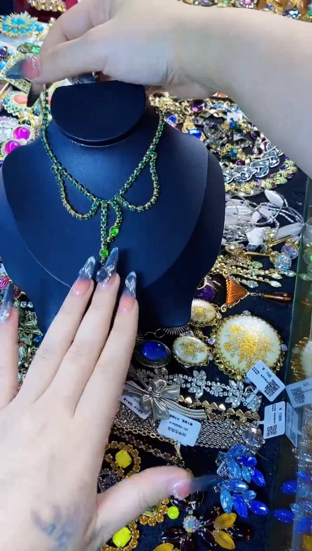 瓷片楚楚中古珠宝甄选不退换