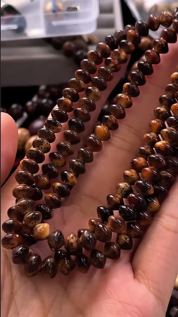 吊坠星月菩提精工级中珀花皮飞碟7*5长串（B）