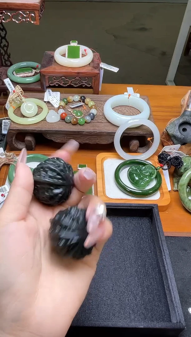 未镶嵌和田玉把件青海黑青 核桃一对 多样性发一