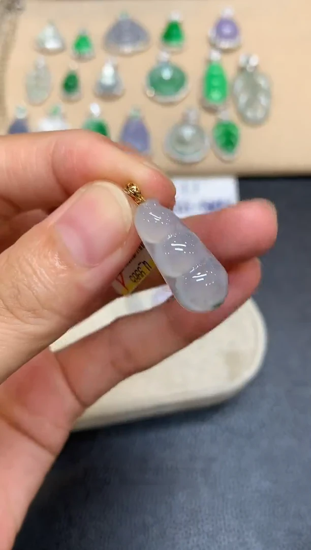 颈饰18K金镶嵌翡翠福豆【无服务费【48小时鉴赏期】