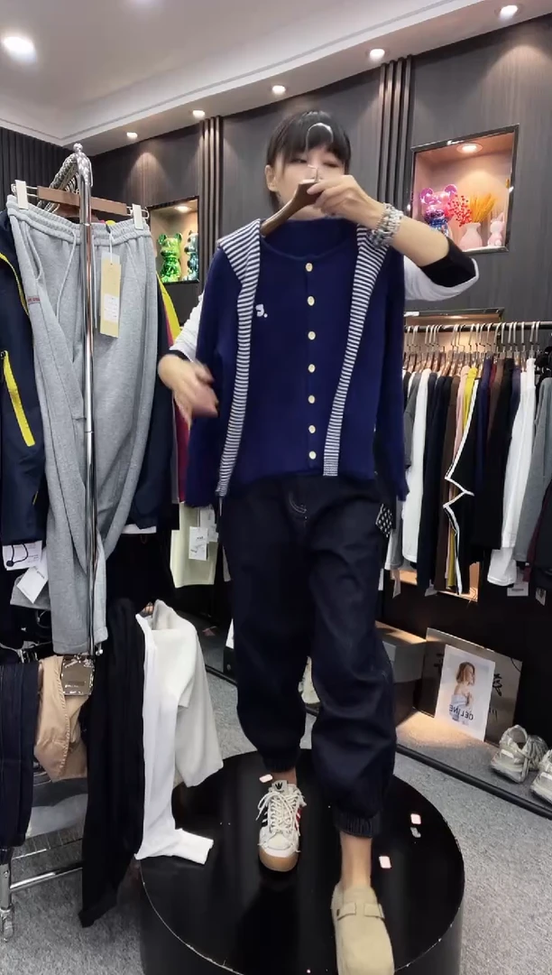 0120---蓝色针织衫