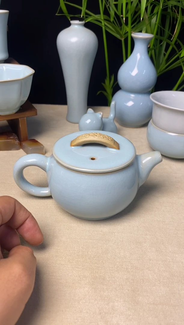 微瑕福利-天青釉中号汉瓦壶
