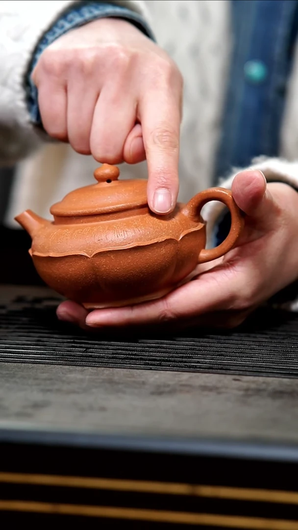 【闪购商品】紫砂茶壶16-微瑕全手血降坡刻字莲花无尘190c