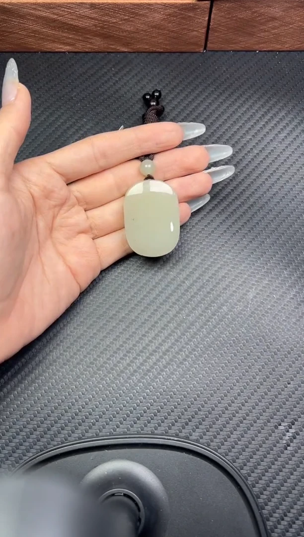 吊坠(赠链)未镶嵌和田玉黑山微色差吊坠