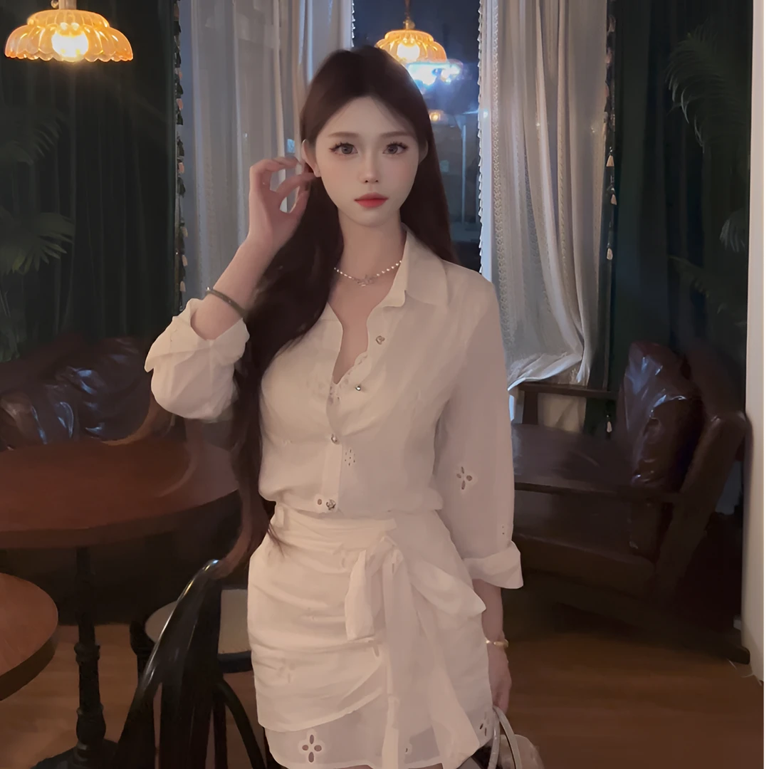 （现货）【假日时光】衬衫＋短裙两件套镂空花设计感百搭套装 F002