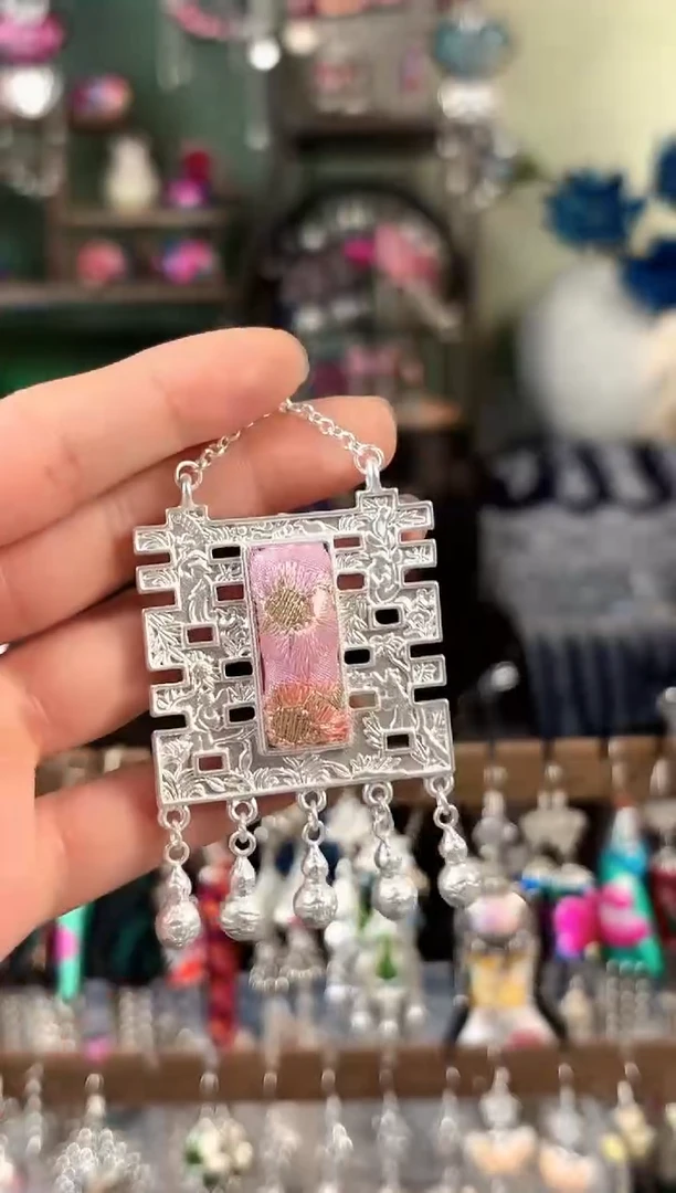 彩云南阁非遗老绣饰品515*