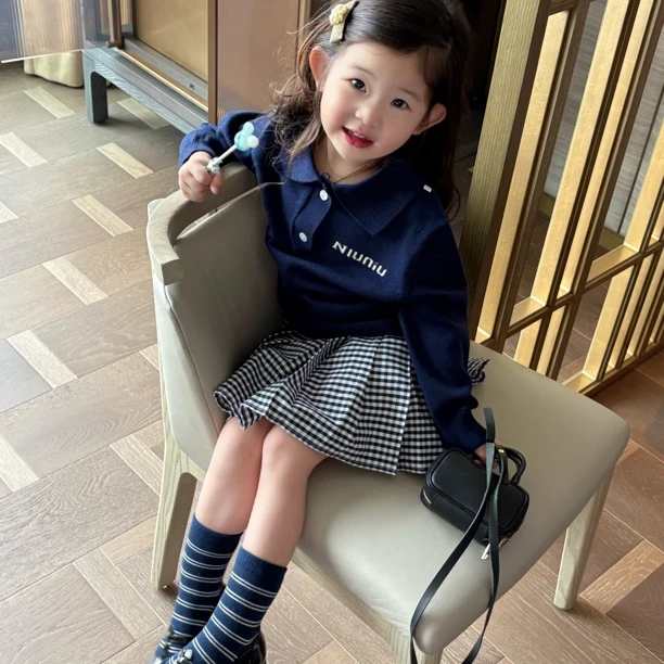 小言-2025春季新款韩版女童学院风小千金翻领针织毛衣格子百褶裙