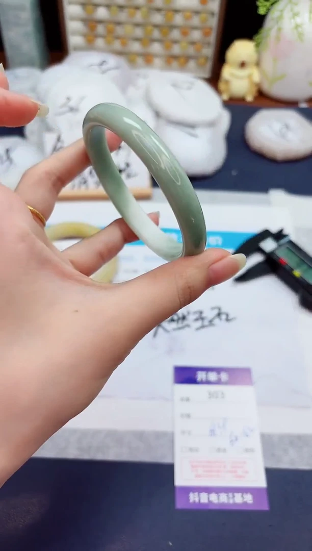 未镶嵌手镯石英质玉303-翠玉-圈口61