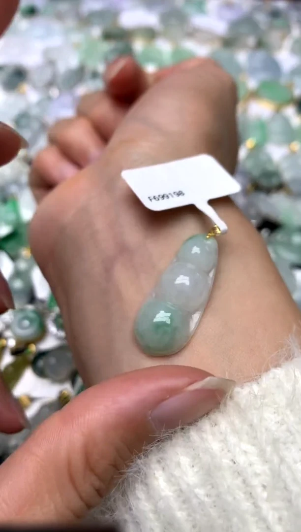 颈饰18K金镶嵌翡翠天然A货翡翠