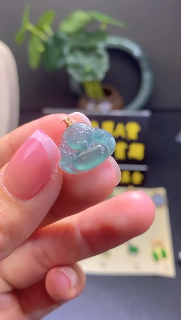 翡翠18K金镶嵌颈饰吊坠