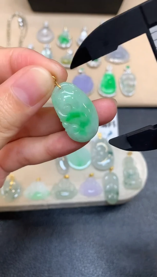 颈饰18K金镶嵌翡翠如意【无服务费