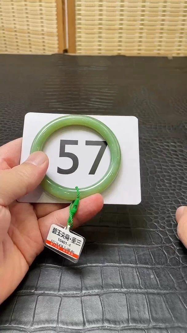 和田玉（碧玉）手镯未镶嵌一个