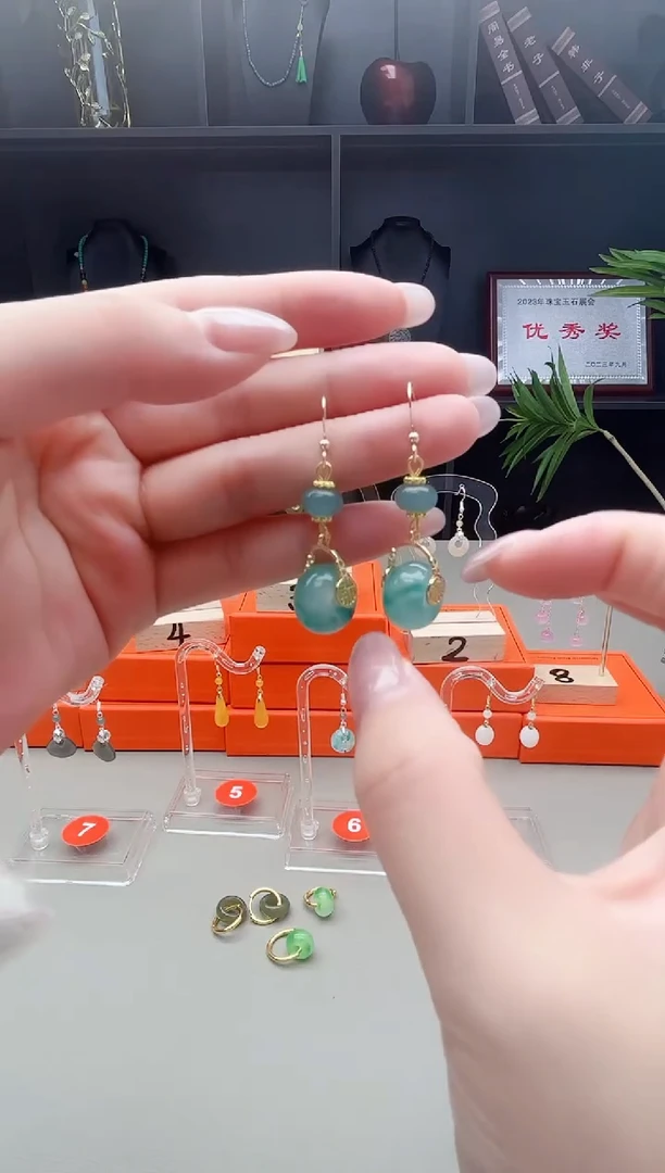 未镶嵌石英质玉（天山翠）耳钉307