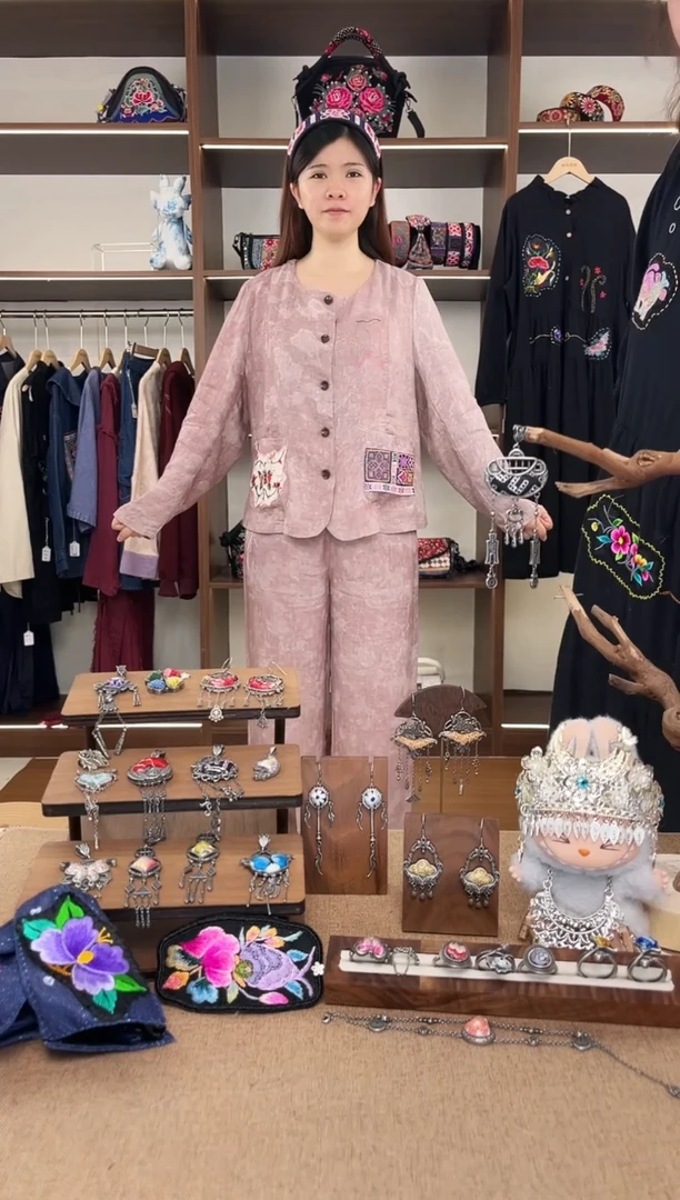 织绣A18 黔东南苗族刺绣2件