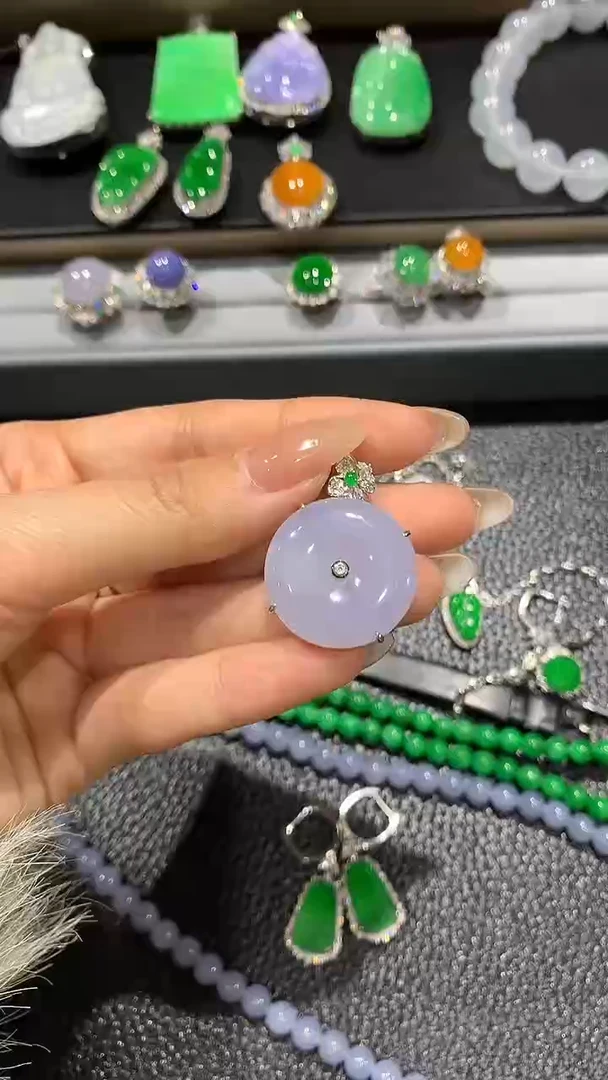 【闪购商品】翡翠吊坠(不含链)18K金镶嵌61团购