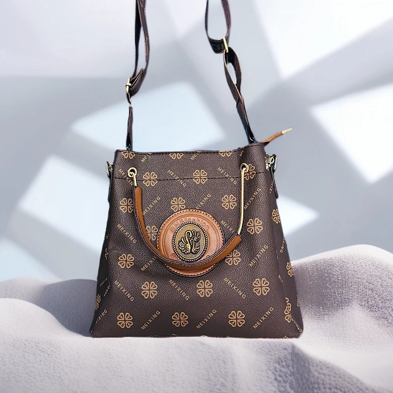 新疆包邮 2025 新款高级感潮流时尚百搭好看印花手提水桶 斜挎包