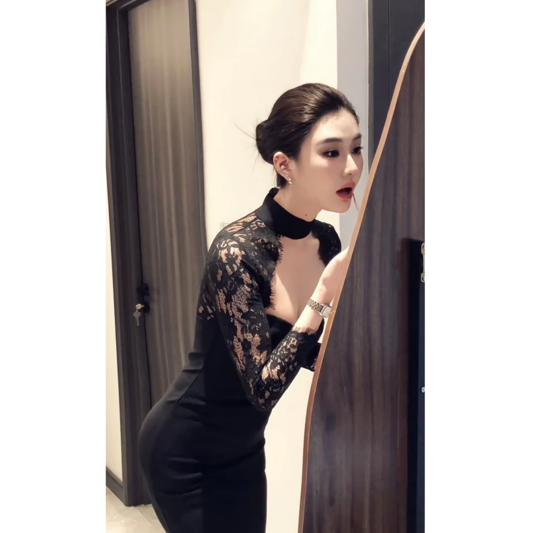 纯欲性感蕾丝拼接长袖连衣裙春季2025新款挂脖镂空御姐显瘦包臀裙