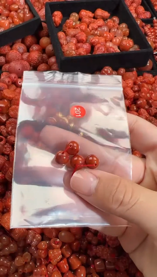 南红玛瑙未镶嵌颈饰1