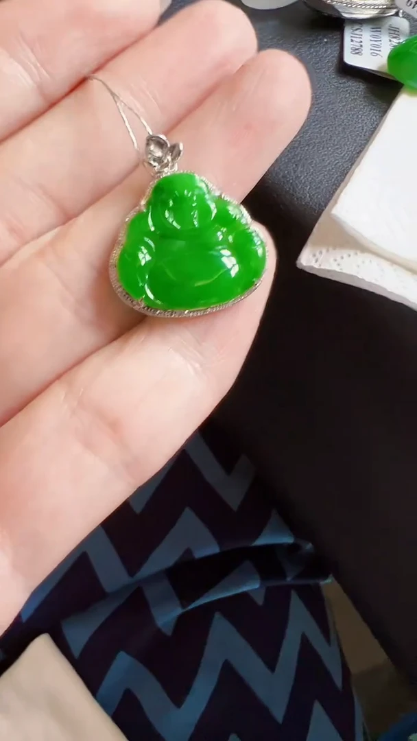 颈饰18K金镶嵌翡翠佛
