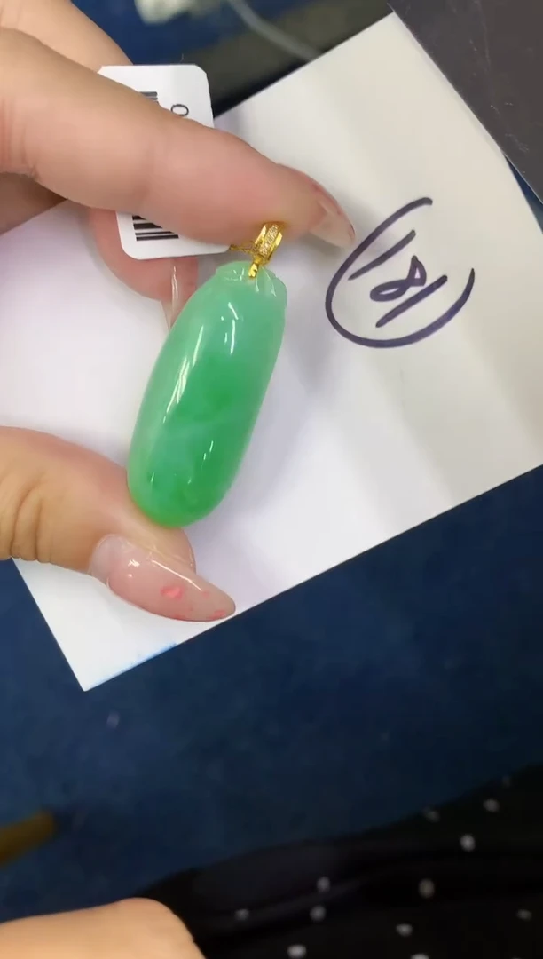 翡翠18K金镶嵌颈饰缅甸天然翡翠A货